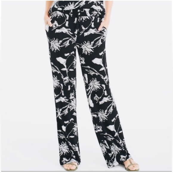White House Black Market Floral Wide Leg Pants in
Midnight Bloom - Picture 2 of 8